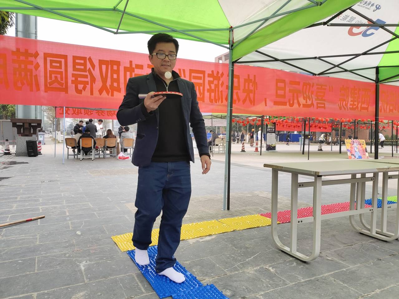 老师参加游戏活动