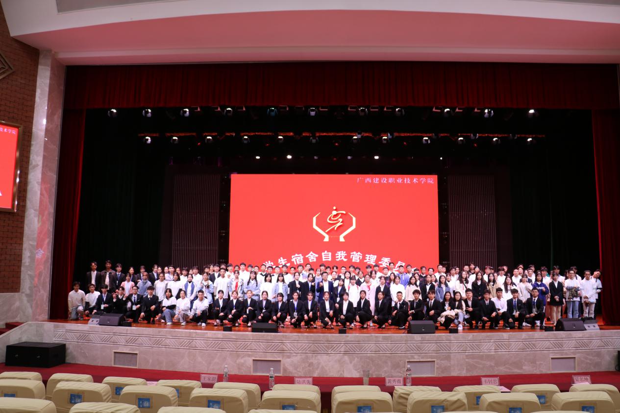 领导、老师与历届委员以及新一届委员与干事集体合照