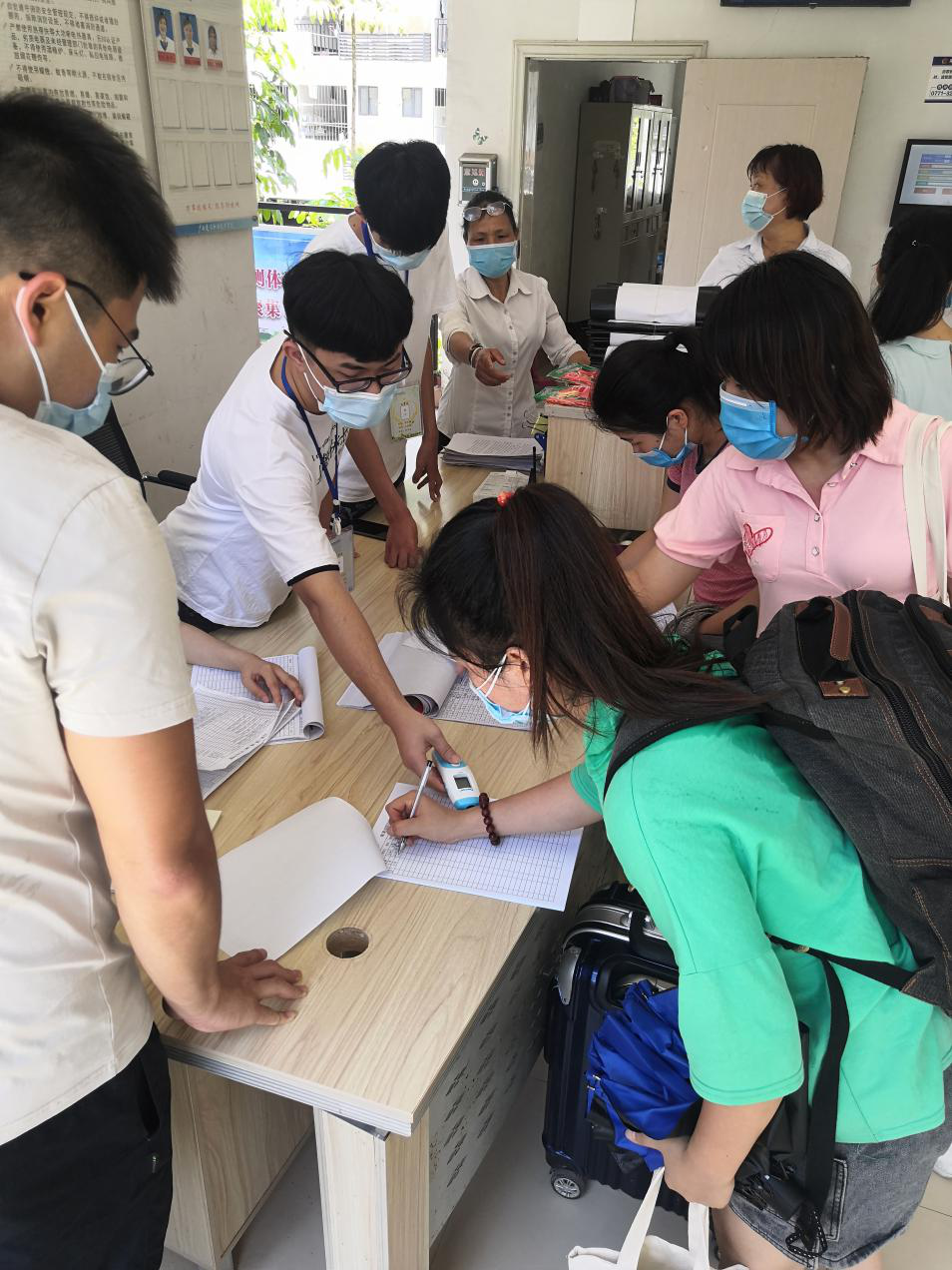 自管会委员们在公寓门厅协助入住工作