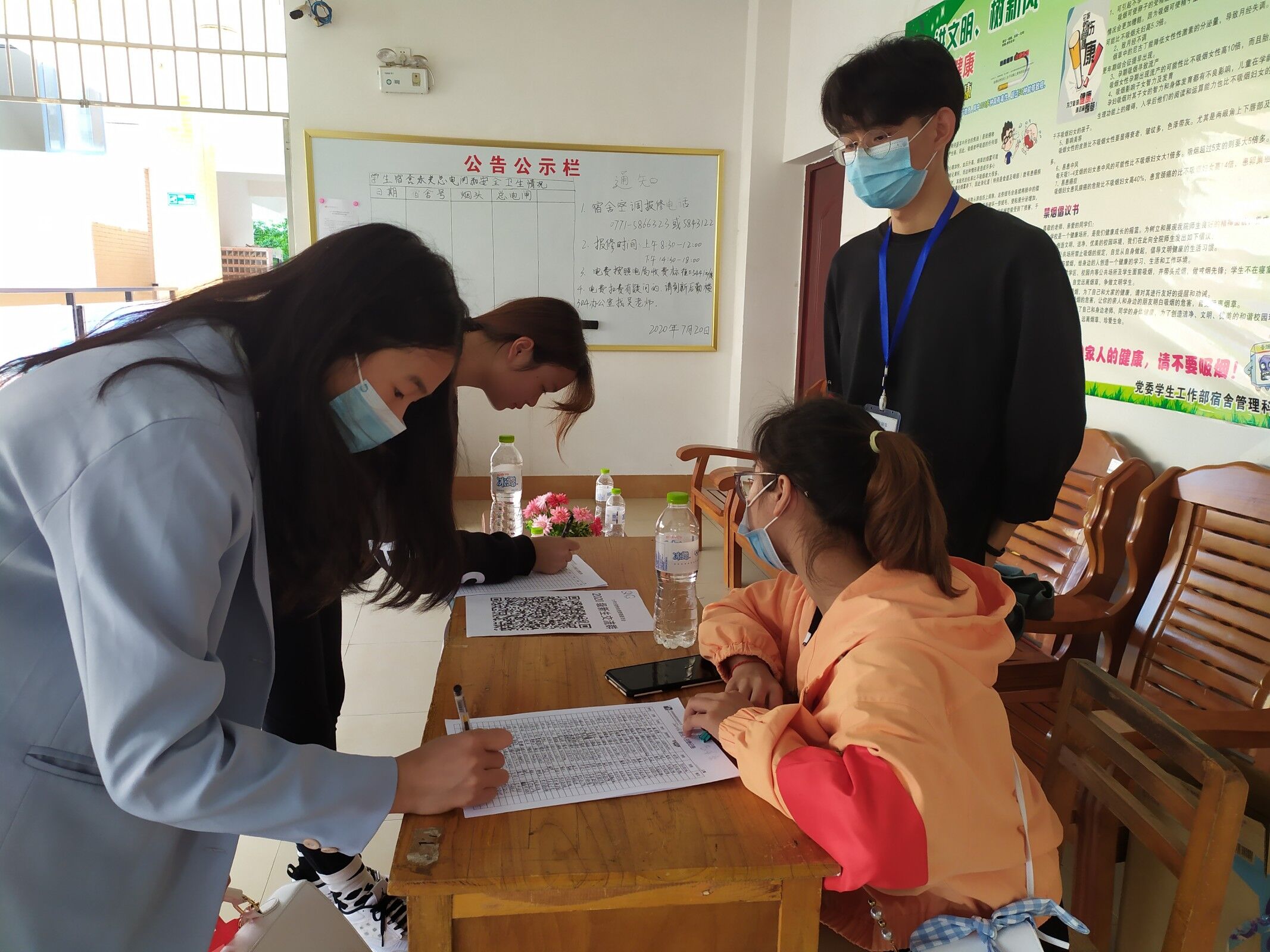 自管会预备委员热情为新生搬运行李  