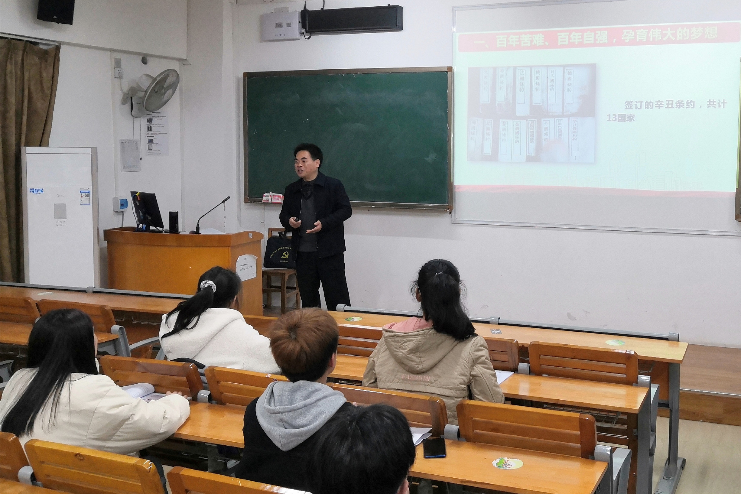 唐东升书记为学生授课
