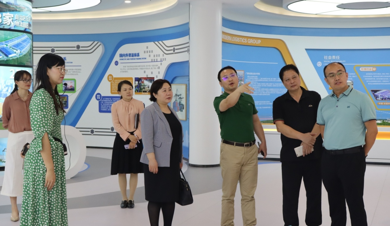 刘晓红书记一行参观广西现代物流集团有限公司规划馆