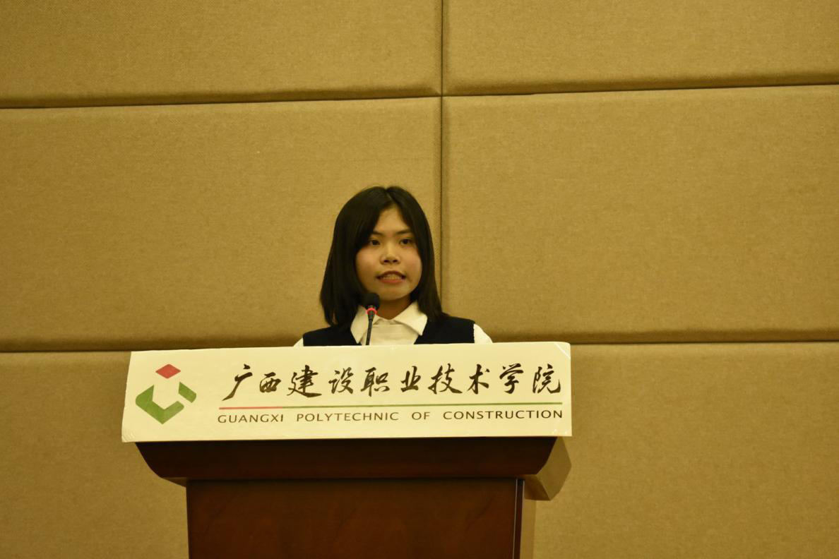 新生代表苏茵茵发言