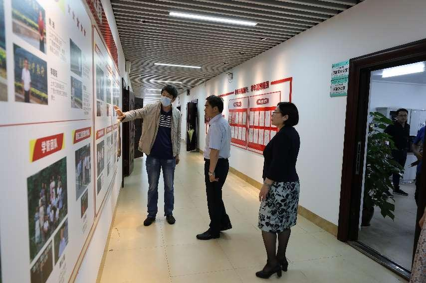 牙韩高书记一行参观我校土木工程学院