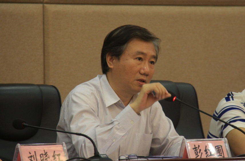 彭红圃在向大会作工作报告。