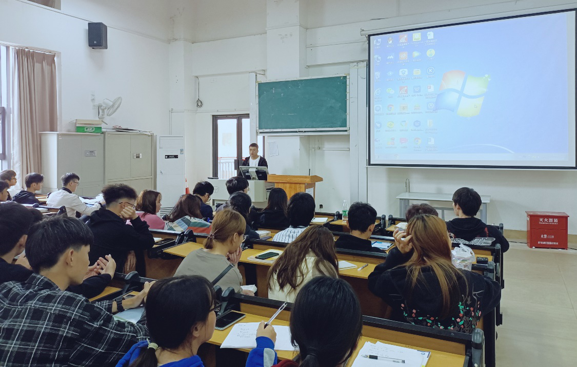 同学们在认真听讲