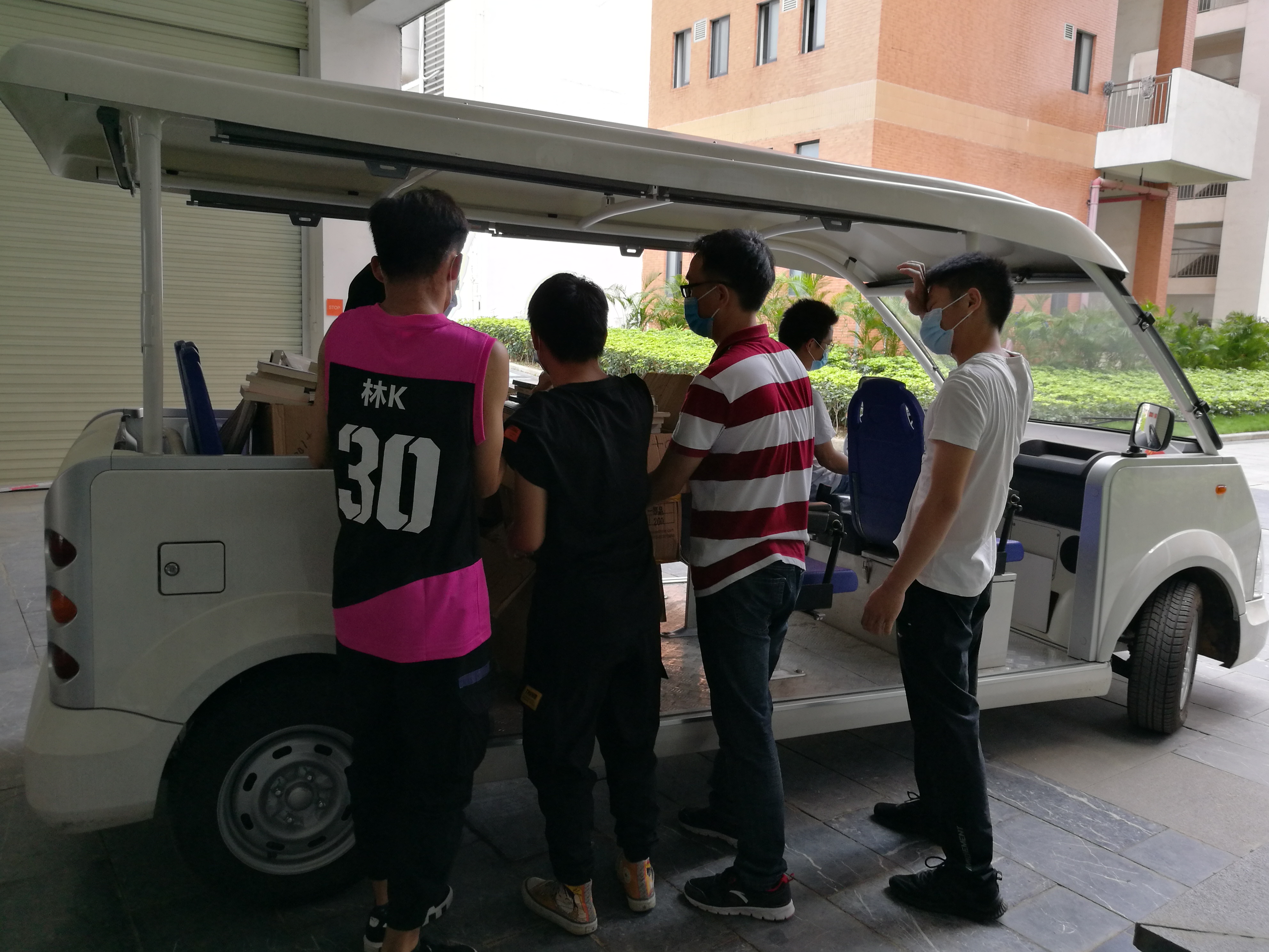 图书馆老师们带领学生运送书籍