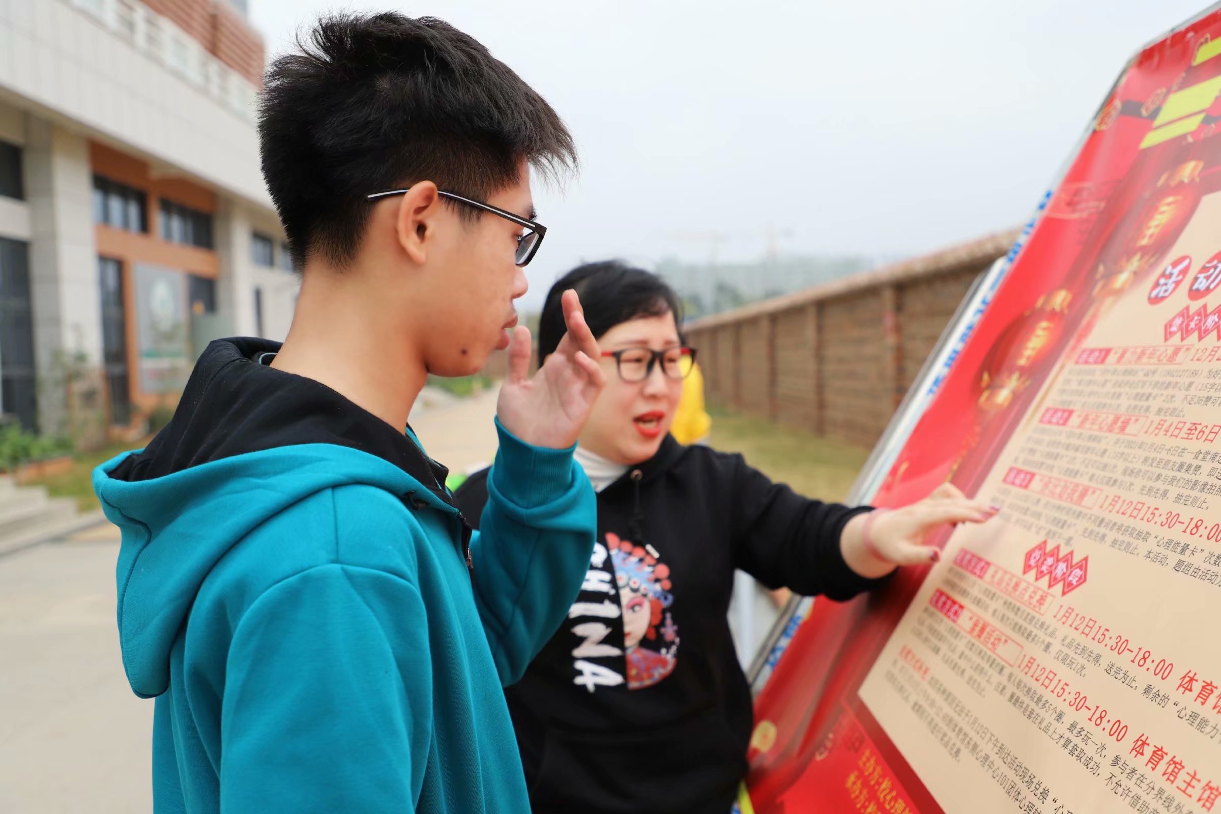 宋倩老师细心给参与者讲解