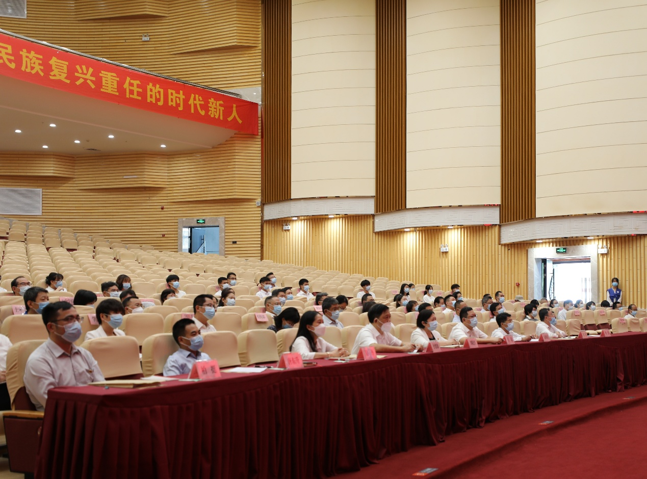 学校领导、全体中层干部主会场现场观看