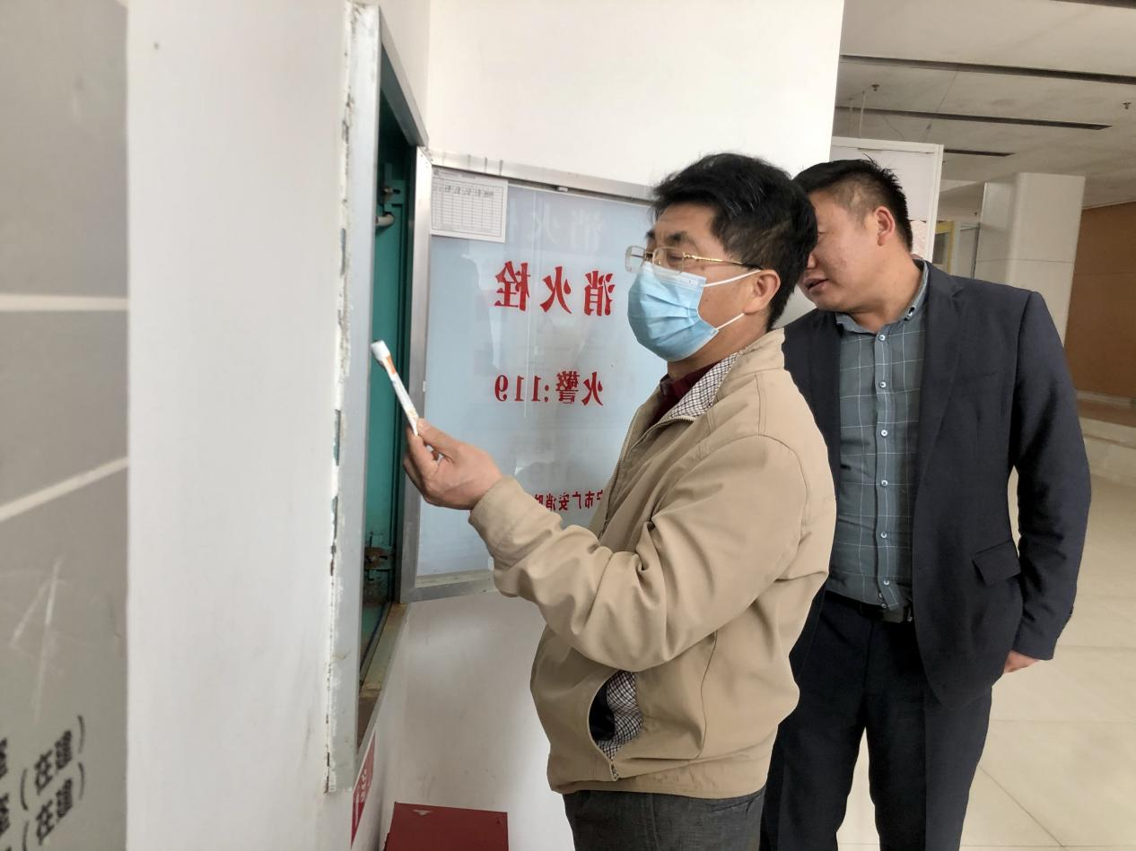 伍耿清副校长现场检查消防设施