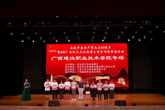 赠书仪式现场