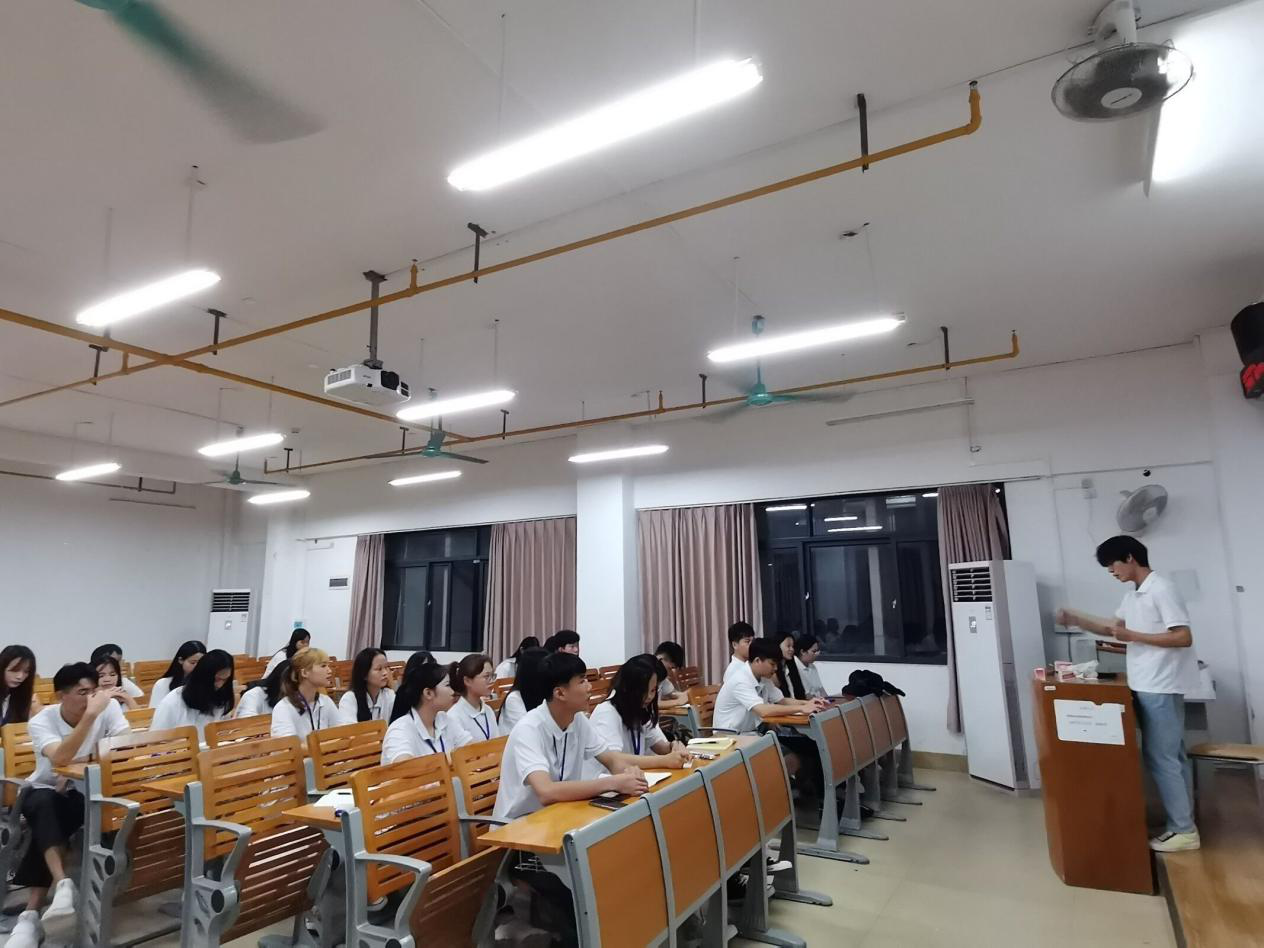 各部预备委员轮流上台发言