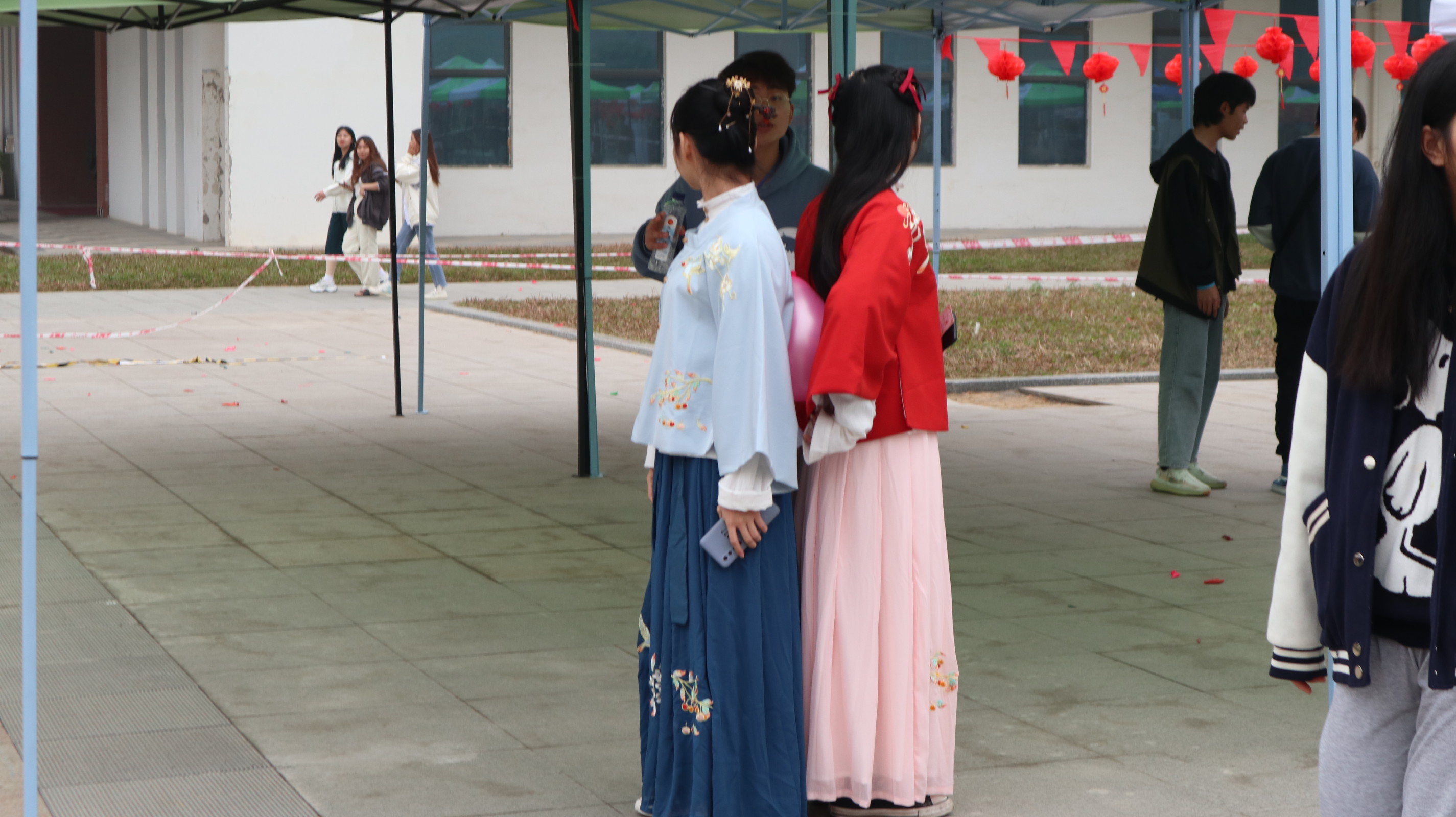背靠背夹气球游戏