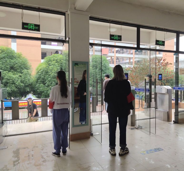 自管会预备委员热情为新生搬运行李