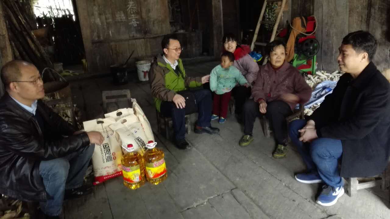 谢东副院长慰问帮扶贫困户