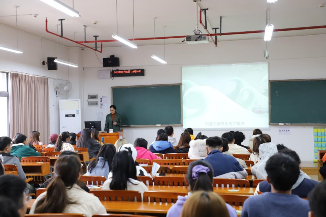 心理委员在认真学习